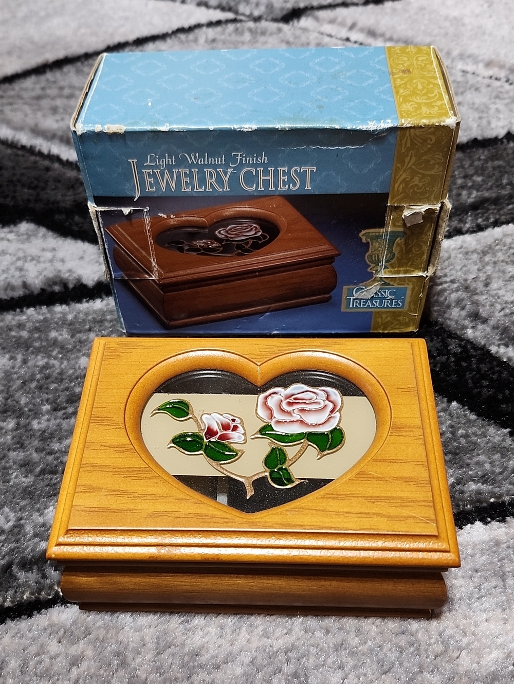VINTAGE CLASSIC TREASURES WOODEN WALNUT HEART-SHAPED FAUX STAINED ROSES JEWELRY